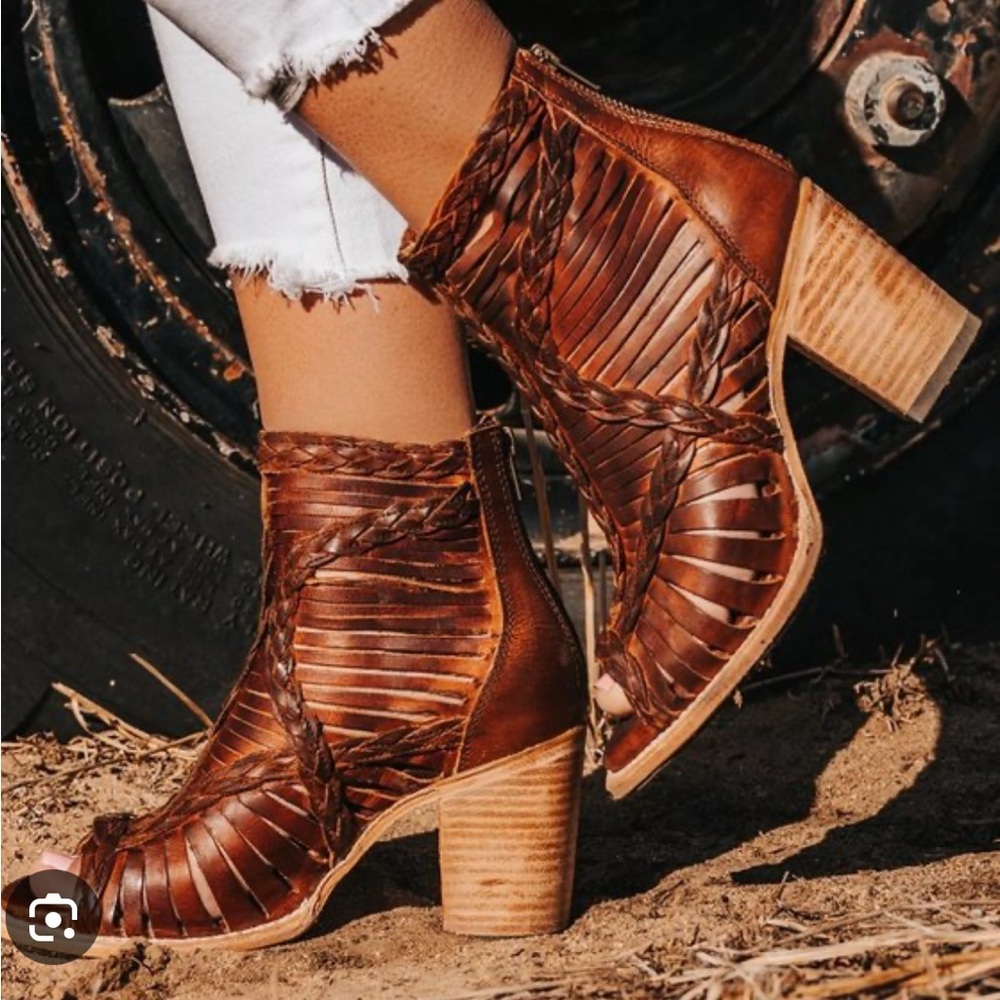 Freebird By steven 'FB-BELA' distressed zip up leather heels Size USA 9